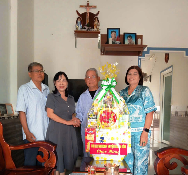 Huyện hội Buôn Đôn tổ chức thăm hỏi bà con Việt kiều từ Hoa Kỳ về thăm quê hương