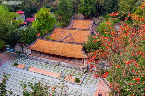 Chùa Thầy: Ngôi chùa nghìn năm tuổi ở Hà Nội nên thơ với sắc đỏ hoa gạo