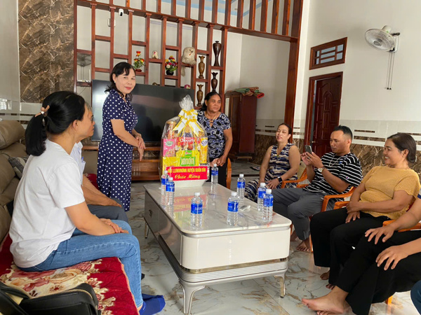 Huyện hội Buôn Đôn thăm kiều bào từ Hoa Kỳ về thăm quê