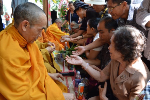 Lễ hội Bunpimay của người Lào (Tết té nước)