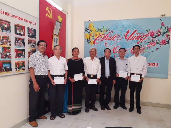 Thường trực Hội Liên lạc với người Việt Nam ở nước ngoài tỉnh Đắk Lắk trao quà mừng xuân Nhâm Dần-2022