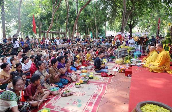 Tết cổ truyền Bunpimay của người Việt gốc Lào tại huyện Buôn Đôn