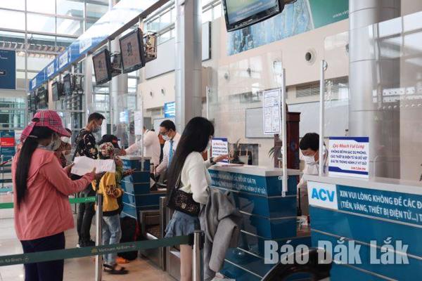ĐÓN NGƯỜI NHẬP CẢNH ĐI MÁY BAY VỀ BUÔN MA THUỘT